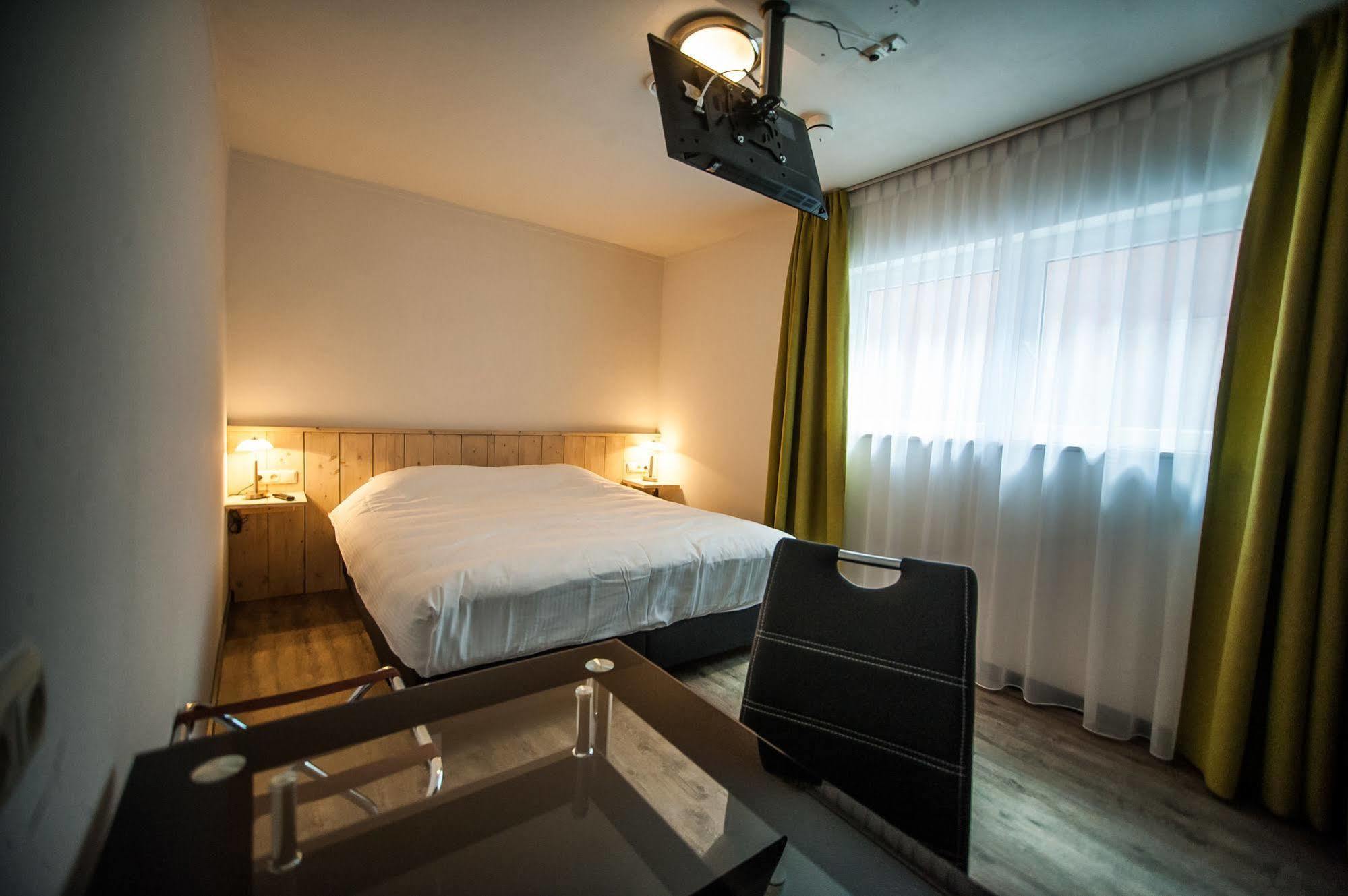 Hotel Taurus Cuijk Bagian luar foto
